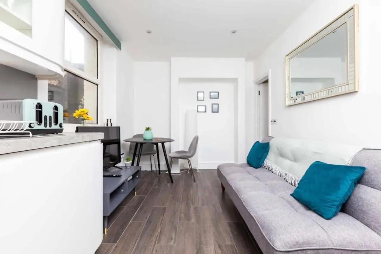 Relaxing Oasis Apartment By The Sea - Double And Sofa Bed Brighton